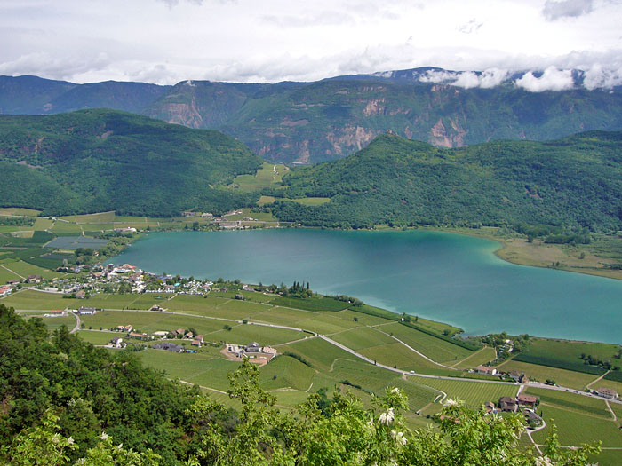 Der Kalterer See von Altenburg aus gesehen