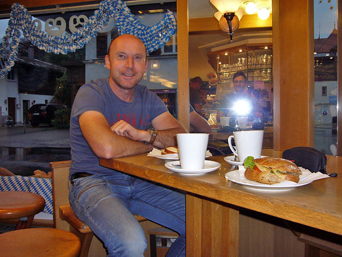 Erstes Frühstück im "Stammcafé" in Nesselwang