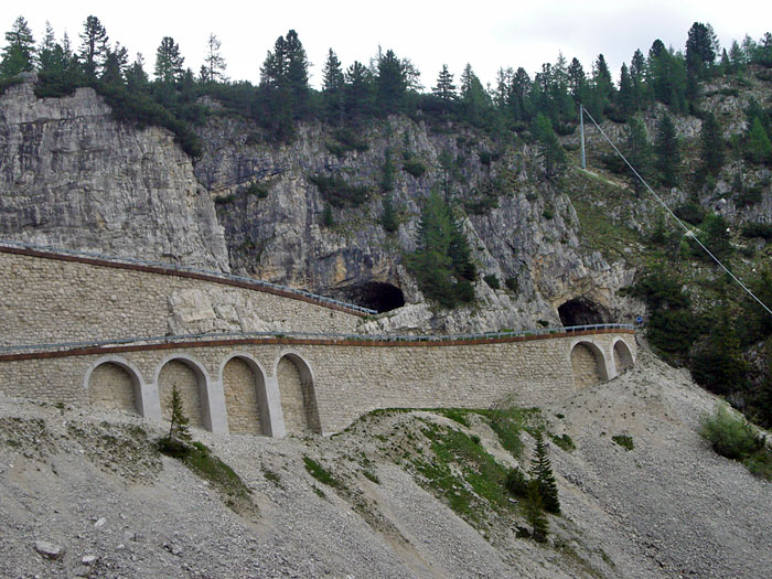 Eine Kehre im (unbeleuchteten) Tunnel
