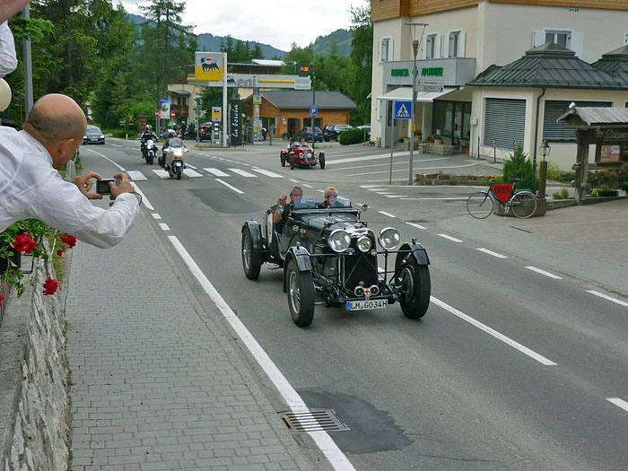 Weil gerade Fahrzeuge einer Oldtimer-Rallye vorbei kommen