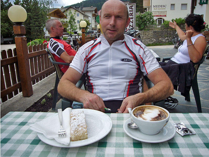 Zurück in La Villa, gönnen wir uns einen Apfelstrudel