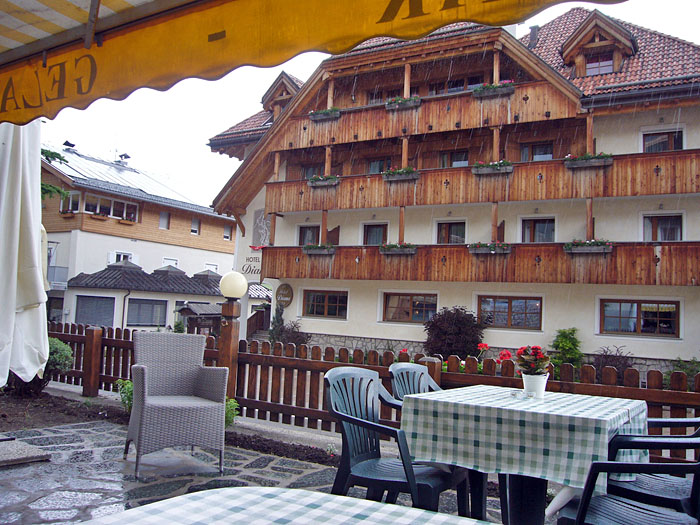 Das Dröhnen der Auspuffanlagen lockt ein Gewitter an - der Fahrtag ist beendet :-(
