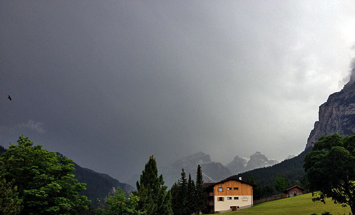 Auf dem Weg ins Restaurant, zeigen die Gewitterwolken ...