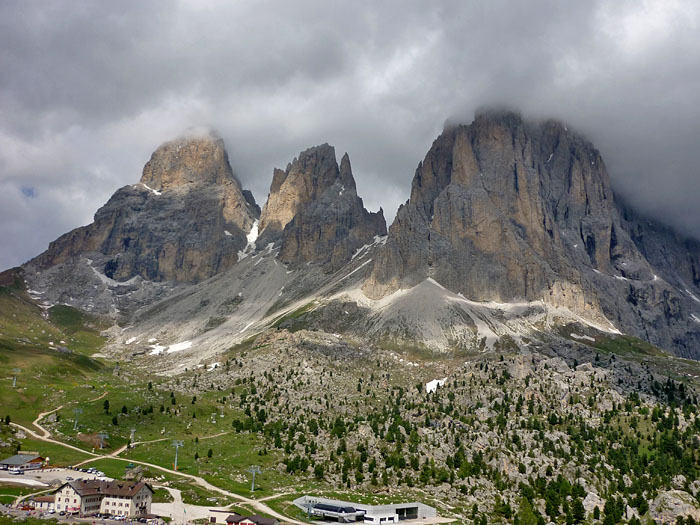 ... die Berggipfel oberhalb des Hotels werden von dichten Wolken eingehüllt