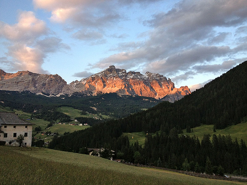 ... und lässt die Berge rot leuchten