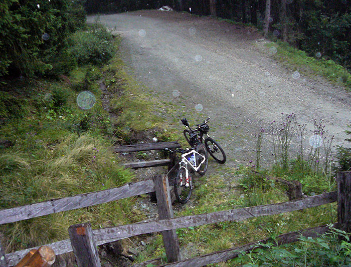 ... die Bikes müssen im Nassen stehen