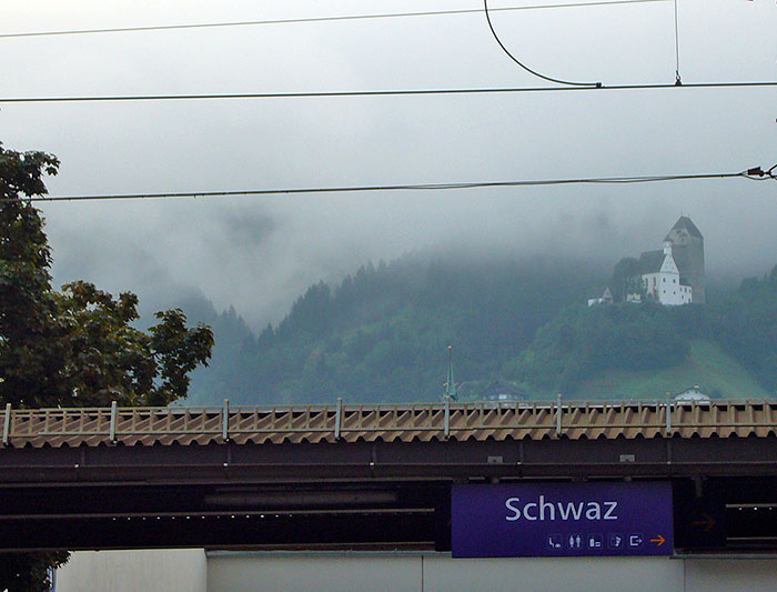 Schloss Freundsberg im Nebel