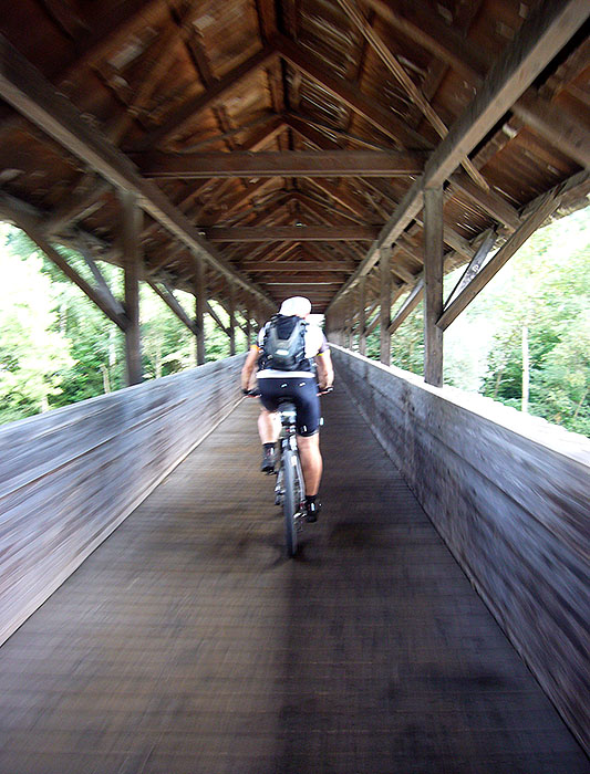 Auf einer Holzbrücke überqueren wir den Inn