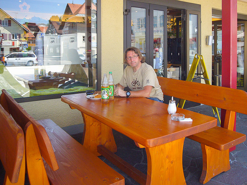 Danach hauen wir uns in unserem Stamm-Café ...