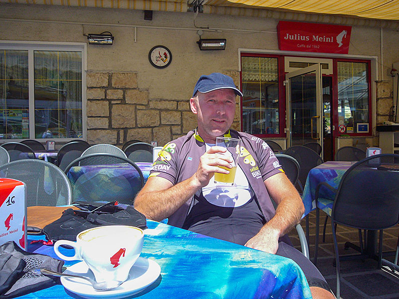 Im Café auf dem Mendelpass