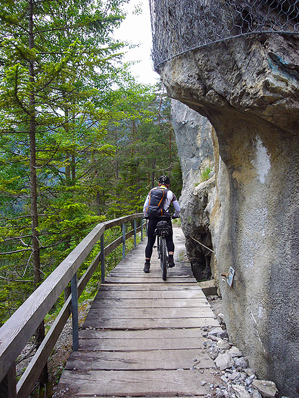 Die schönste Stelle am Fernpass, doch Reini ist nicht schwindelfrei ...