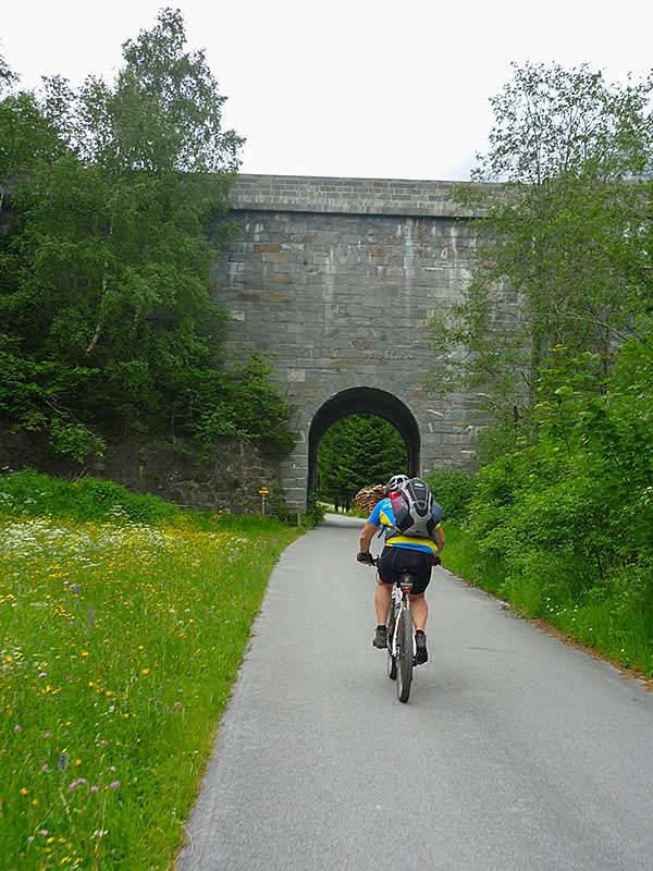 ... und nach einem Bogen darüber hinweg fahren