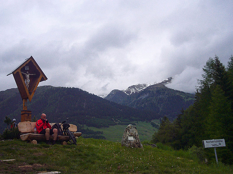Auf der Passhöhe schiebt sich Reini einen Riegel rein ...