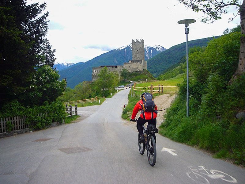 Hinter der Fürstenburg führt der Weg steil hinab