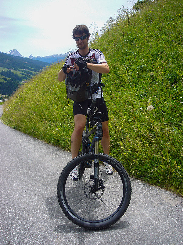 Kaum in La Villa angekommen, sitzen wir auch schon im Sattel