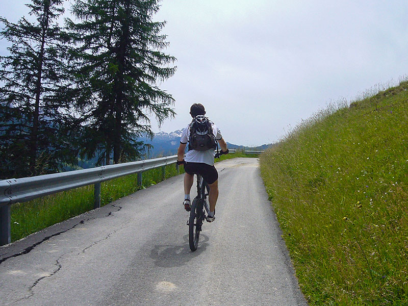 Steffen fährt auf dem Hinterrad ...