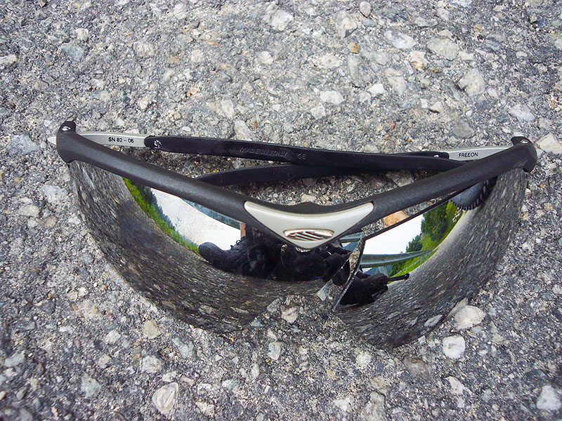 Dann fällt auch noch meine Sonnenbrille vom Lenker und ich fahre mit dem Hinterrad drüber :-(