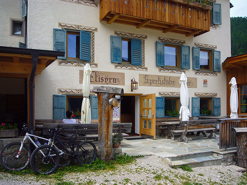 In Mischi Seres kehren wir in eine Speckstube ein