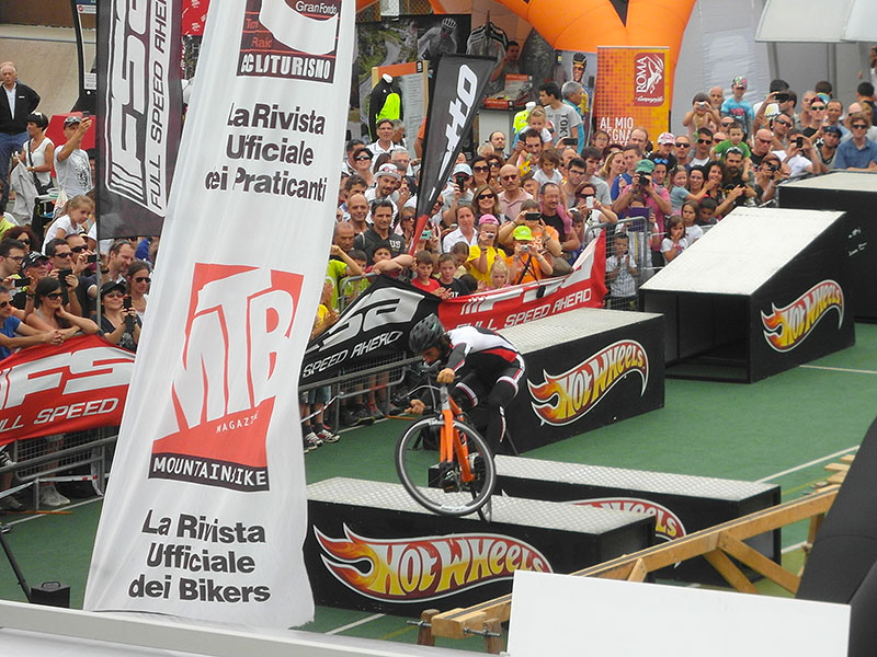 Auf einer Art Radmesse bekommen wir gezeigt ...