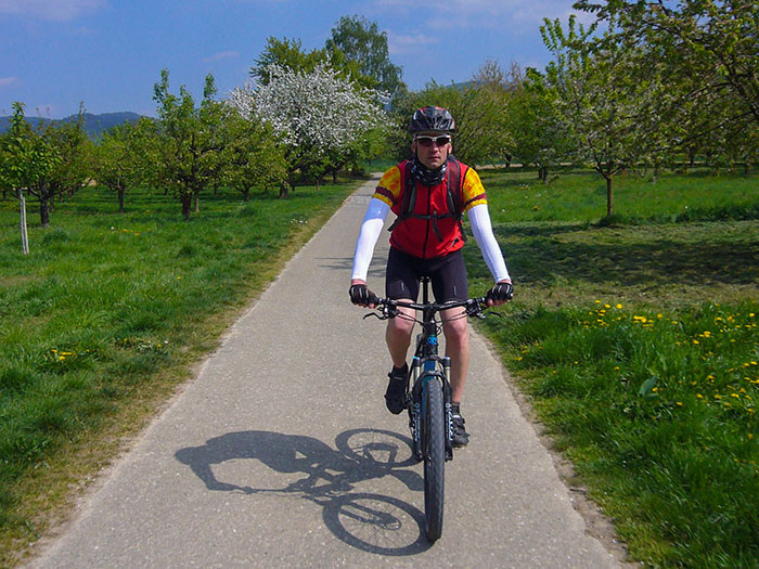 Fahrt durch die blühenden Obstplantagen