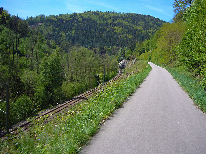 Der Weg führt parallel zur S-Bahn Strecke