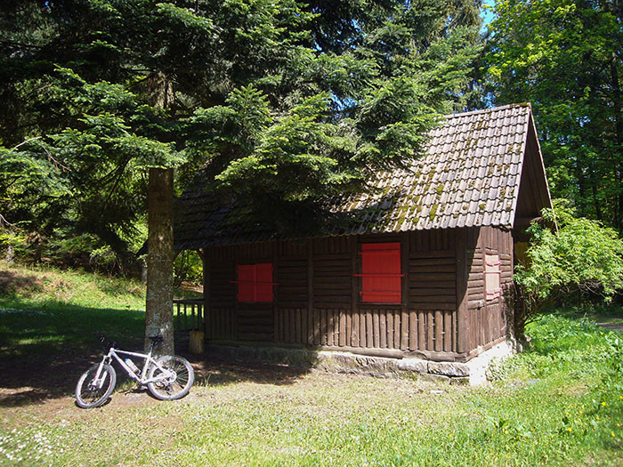 Hütte nahe dem Latschigfelsen