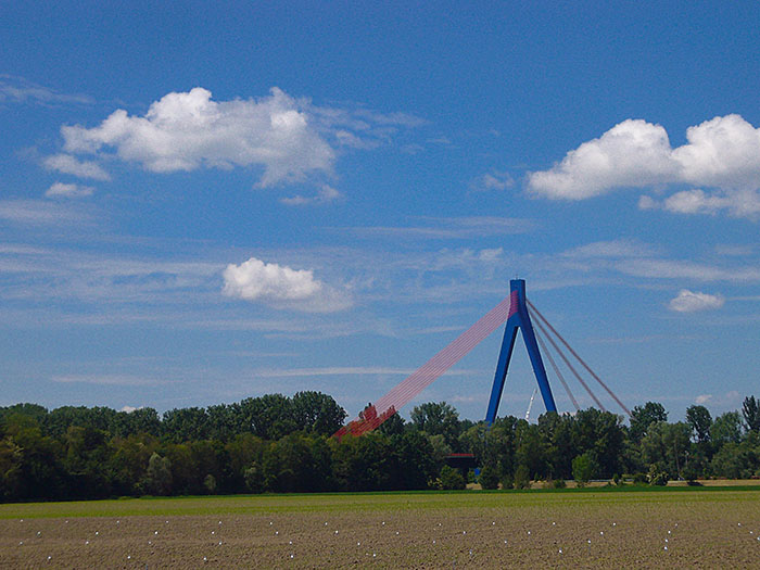 Eine sogenannte einhüftige Schrägseilbrücke
