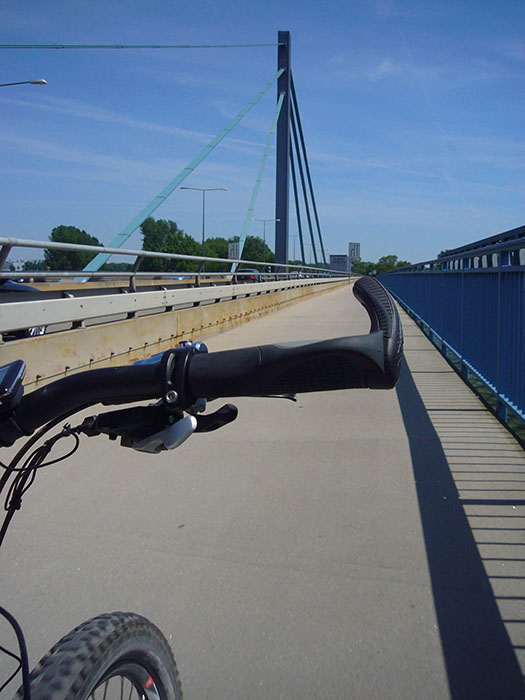 Auf der Rheinbrücke bei Karlsruhe