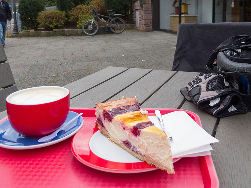 Im Café in Bad Herrenalb: Ich feiere schon mal vor ;-)