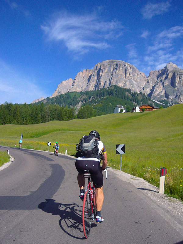 Zuerst geht es zum Grödner Joch hinauf
