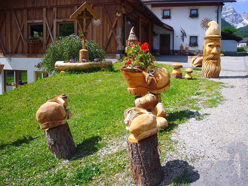 Beim Holzschnitzer gibt es schöne Sachen ...