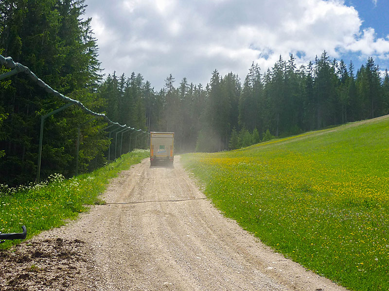 Ab und zu überholt uns ein LKW (im Schneckentempo) und beliefert die Hütten in den Höhenlagen