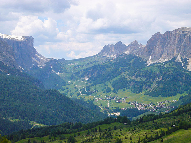 Ganz da hinten ist das Grödner Joch, dorthin fahren wir später noch - das wissen wir jetzt nur noch nicht ;-) 