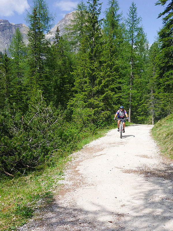 ... um bald darauf in Richtung Grödner Joch wieder aufzusteigen