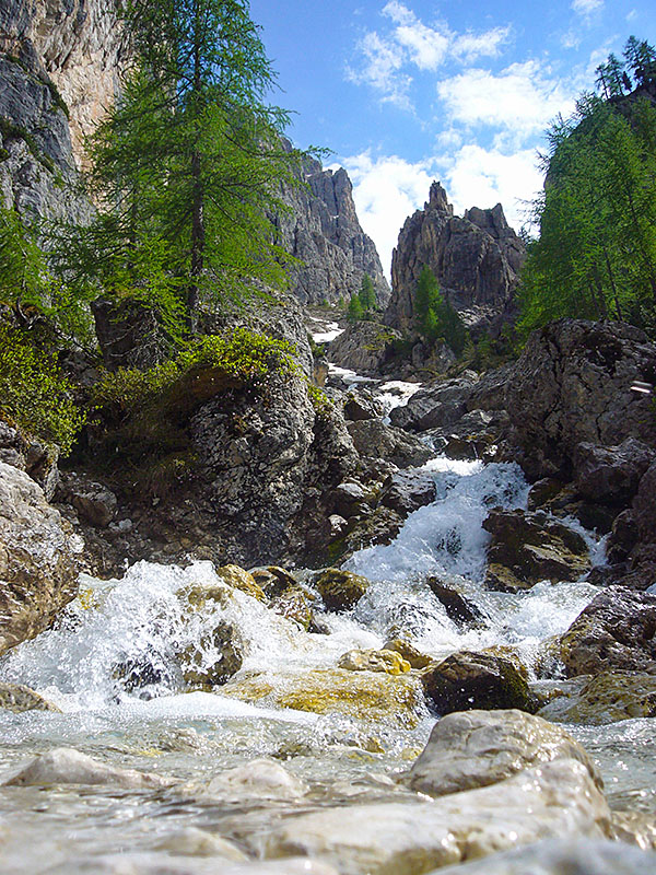 ... zu einem schönen Wasserfall