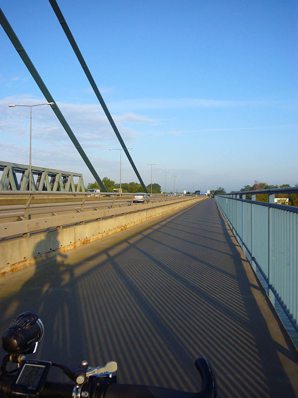 Auf der Rheinbrücke in Karlsruhe