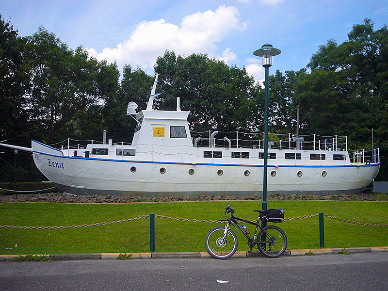 Schiff auf dem Trockenen - ich bin jedoch ganz nass geschwitzt ;-)
