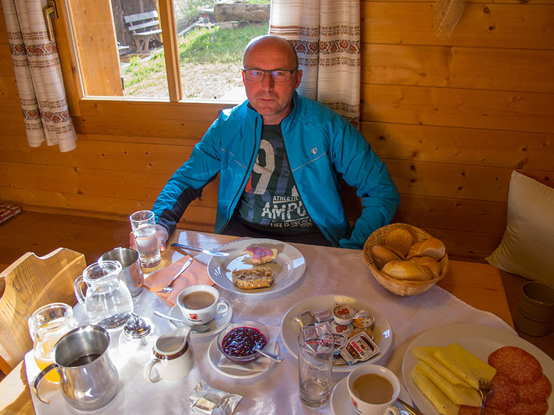 Das reichhaltige Frühstück wärmt und motiviert