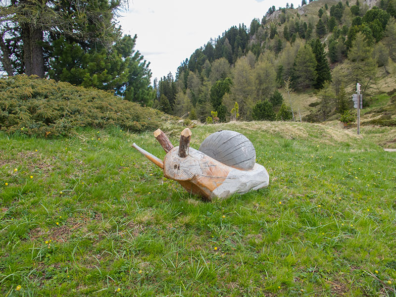Überall sind Tiere aus Holz nachgebildet