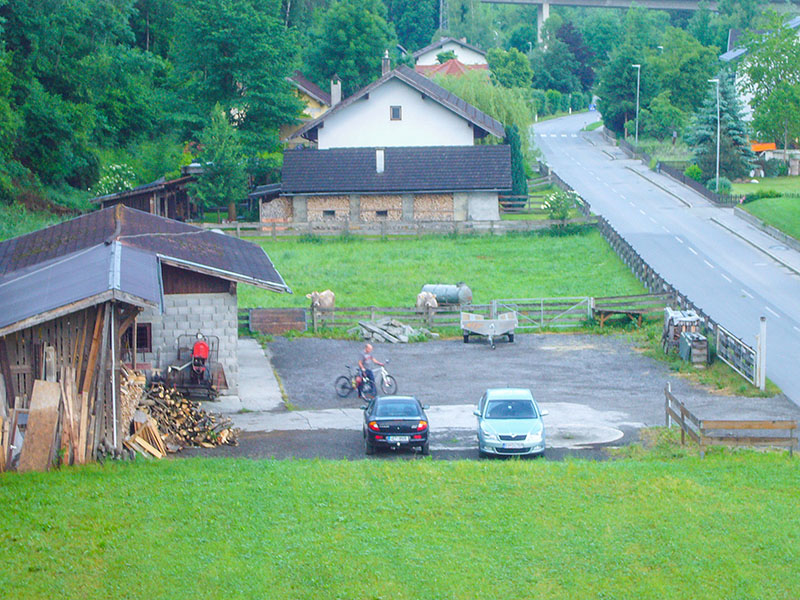 Reini holt die Stahlrösser aus dem Schuppen