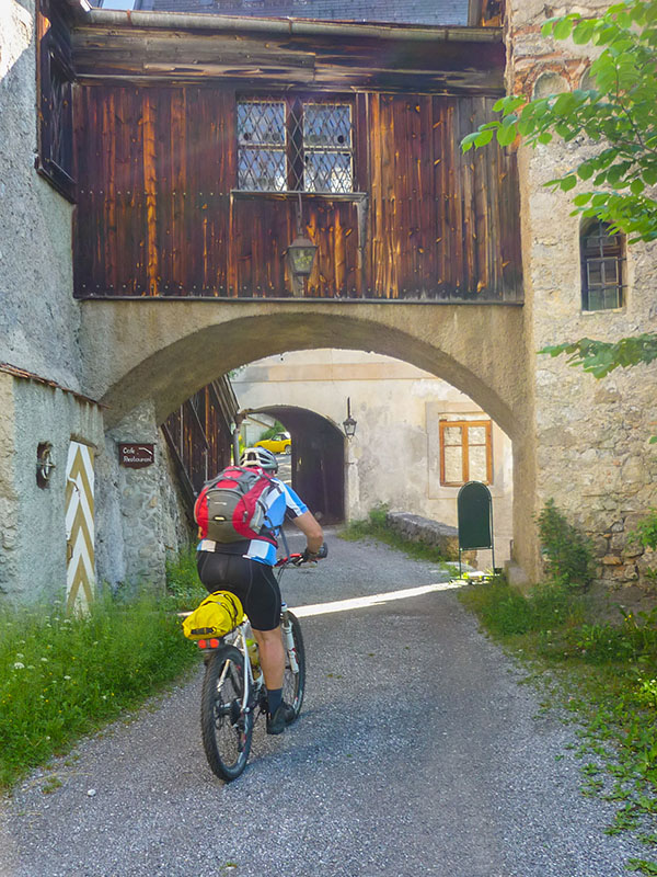 Die Strecke führt mitten durch das Schloss Fernsteinsee