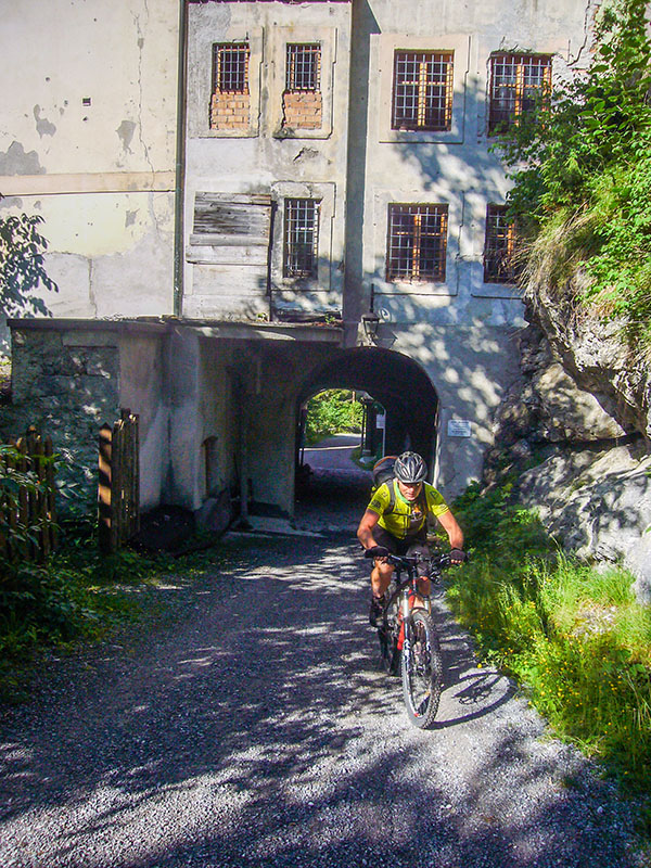 Hinter dem Schloss geht es sehr steil aufwärts