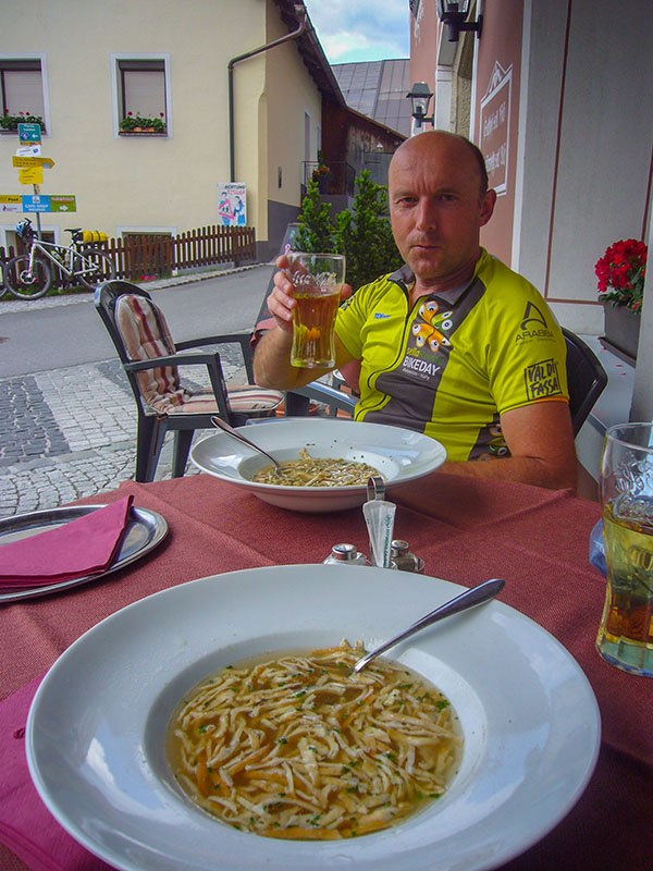In Nauders stärken wir uns mit der uns beliebten Frittatensuppe