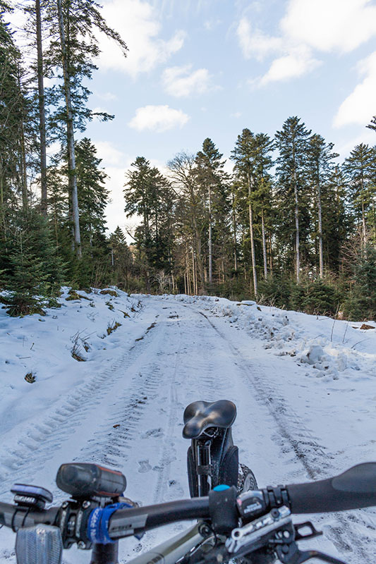Oberhalb 600 Meter sind die Wege zum Teil noch mit Schnee bedeckt