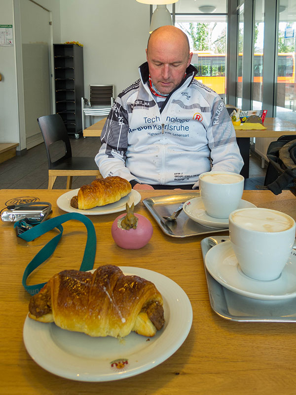 Im Café in Gernsbach ...