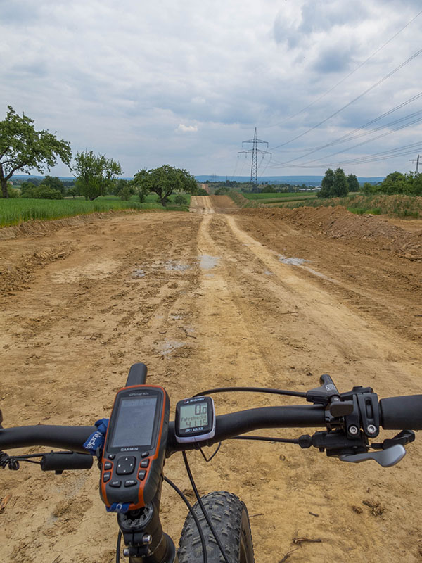 ... und teste die Bodenbeschaffenheit der Pipeline-Baustelle