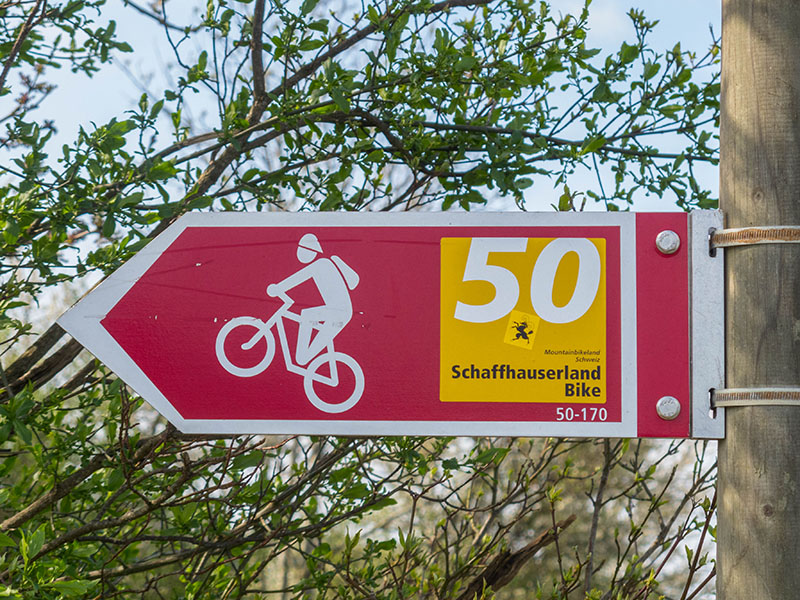 Ab hier folgen wir dem Schaffhauserland Mountainbikeweg - für Radler ab 50 ;-)