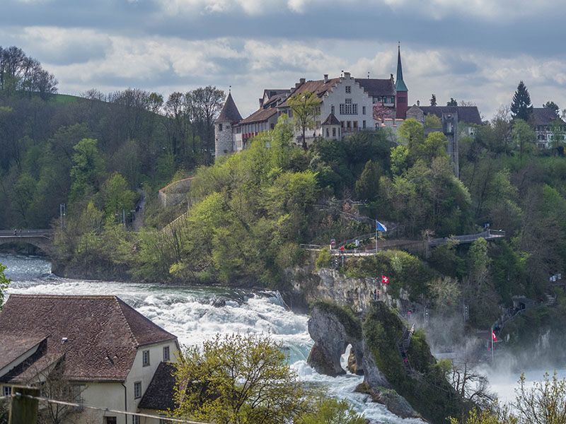Der berühmte Rheinfall von Schaffhausen, aber er liegt bei Neuhausen ;-)