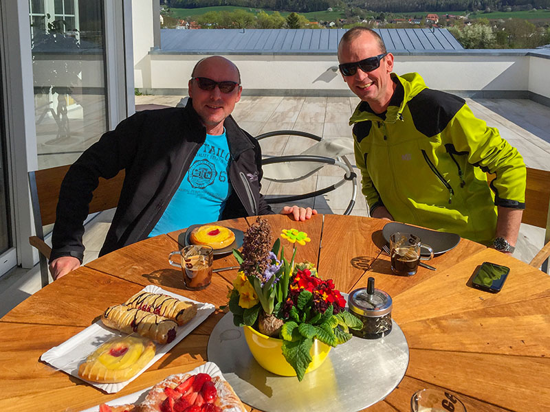 Nach der Tour kommt Björn vorbei und bringt Kuchen mit ;-.