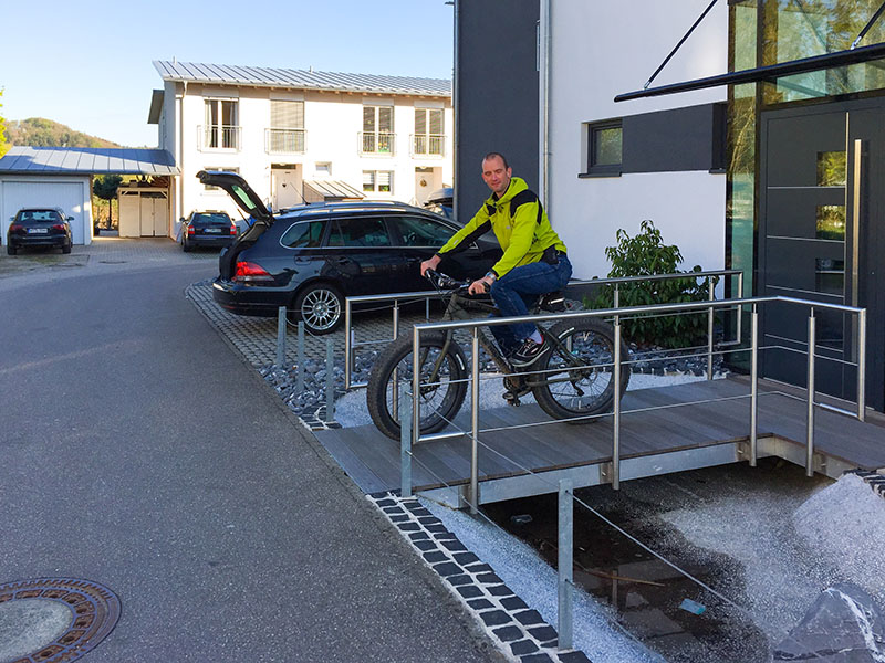Frisch gestärkt macht Björn eine Probefahrt mit dem Fatty